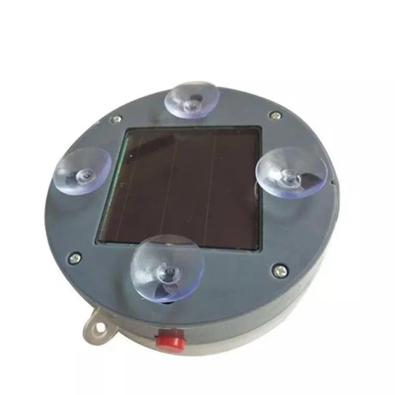 "Aurinkoenergialla toimiva harmaa hyönteiskarkotin ulkokäyttöön, kompakti muotoilu ilman kemikaaleja."