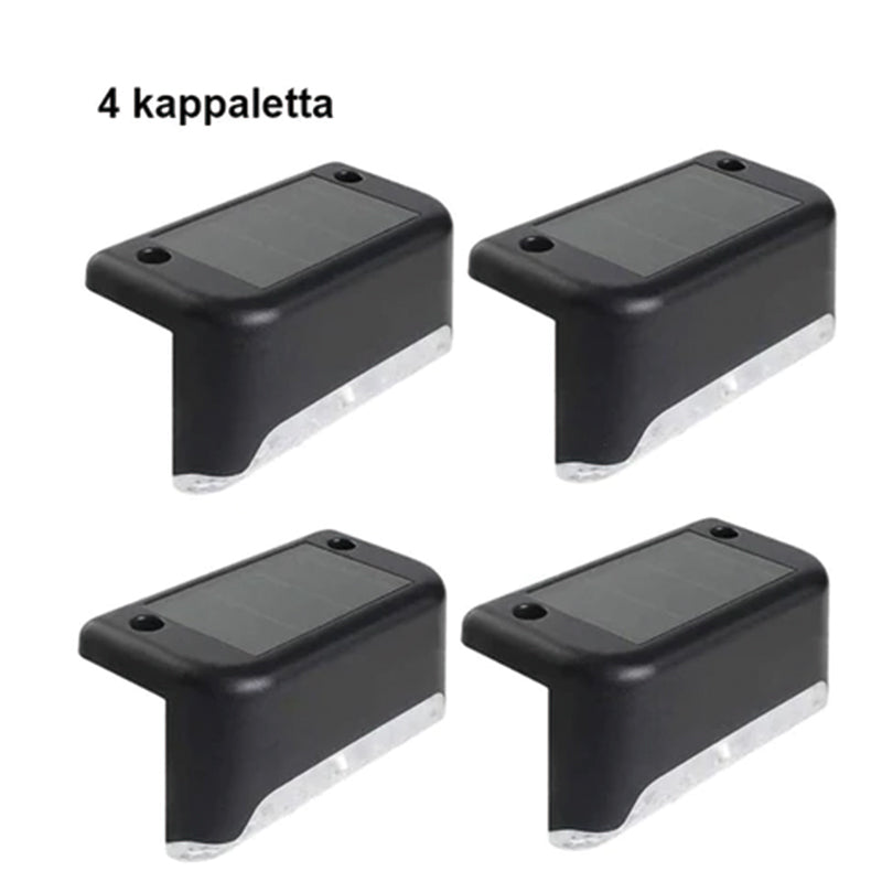 "Aurinkovoimainen musta terassivalo, lämmintä sävyä, vesitiivis, moderni muotoilu ulkokäyttöön."