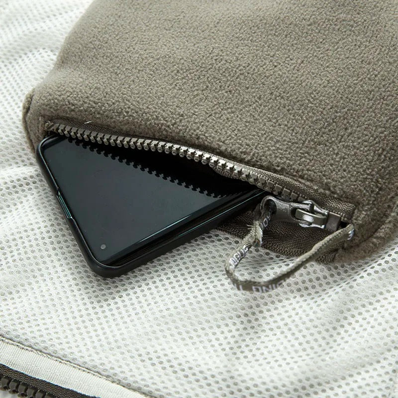 "Miesten lämmin fleece-takki monikäyttöön, harmaa, tilavilla taskuilla, täydellinen talviseikkailuihin ja kaupunkikäyttöön."