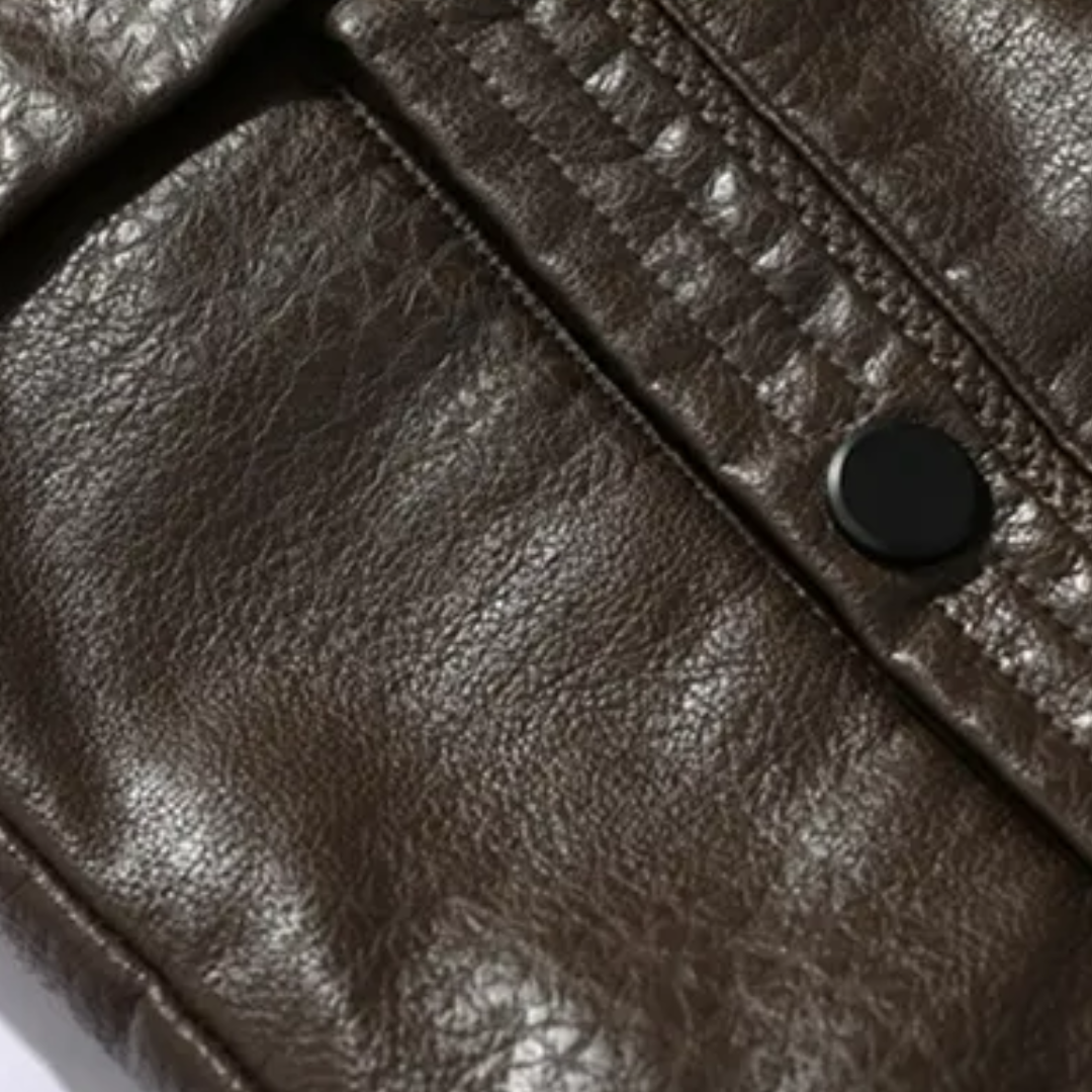 Miesten tyylikäs musta keinonahkainen talvitakki, jossa ajaton leikkaus ja korkea kaulus, täydellinen talvityyliin.