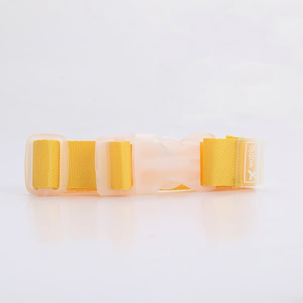 "Säädettävä matkatavarahihna kirkkaissa väreissä, kiinnitetty mustaan matkalaukkuun oranssilla ja keltaisella yksityiskohdall