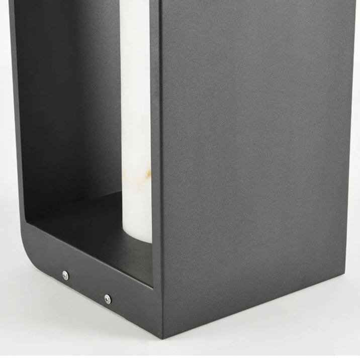 Aurinkoenergialla toimiva terassilamppu