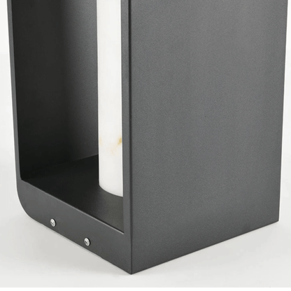 Aurinkoenergialla toimiva terassilamppu