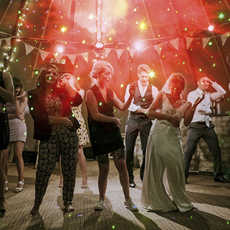 Astronautin muotoinen LED-yövalo tähtiprojektorilla aikuisille, säädettävä kirkkaus ja pyörivä tähtitaivas.