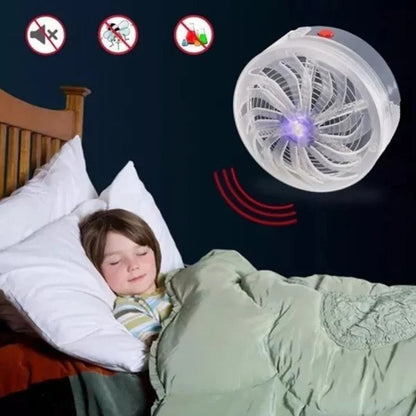 "Aurinkoenergialla toimiva harmaa hyönteiskarkotin ulkokäyttöön, kompakti muotoilu ilman kemikaaleja."