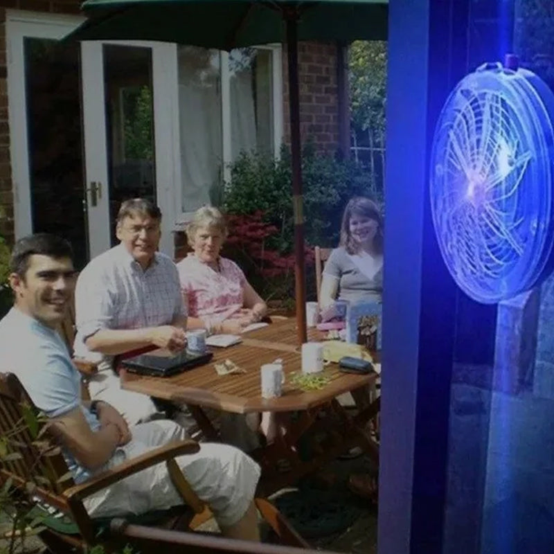 "Aurinkoenergialla toimiva harmaa hyönteiskarkotin ulkokäyttöön, kompakti muotoilu ilman kemikaaleja."