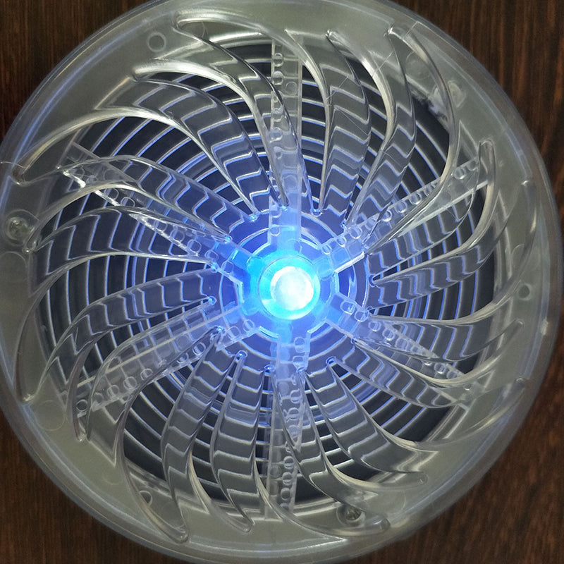 "Aurinkoenergialla toimiva harmaa hyönteiskarkotin ulkokäyttöön, kompakti muotoilu ilman kemikaaleja."