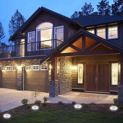 "Aurinkoenergialla toimivat LED-polkuvalot puutarhaan, hopeinen runko, lämpimän valkoiset LEDit, istutettuna nurmikolle."