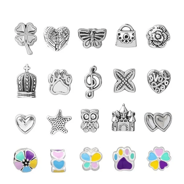 DIY-rannekorusetti lapsille; värikkäitä helmiä, hopeaketjuja ja riipuksia; luovaan ja hauskaan koruaskarteluun.