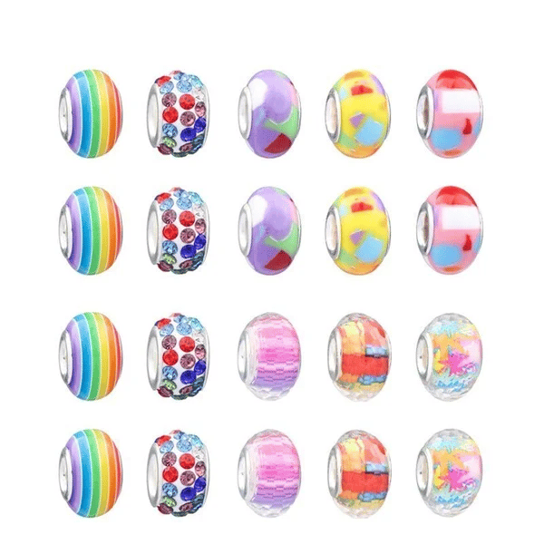 DIY-rannekorusetti lapsille; värikkäitä helmiä, hopeaketjuja ja riipuksia; luovaan ja hauskaan koruaskarteluun.