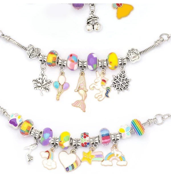 DIY-rannekorusetti lapsille; värikkäitä helmiä, hopeaketjuja ja riipuksia; luovaan ja hauskaan koruaskarteluun.