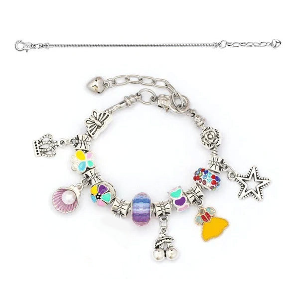 DIY-rannekorusetti lapsille; värikkäitä helmiä, hopeaketjuja ja riipuksia; luovaan ja hauskaan koruaskarteluun.