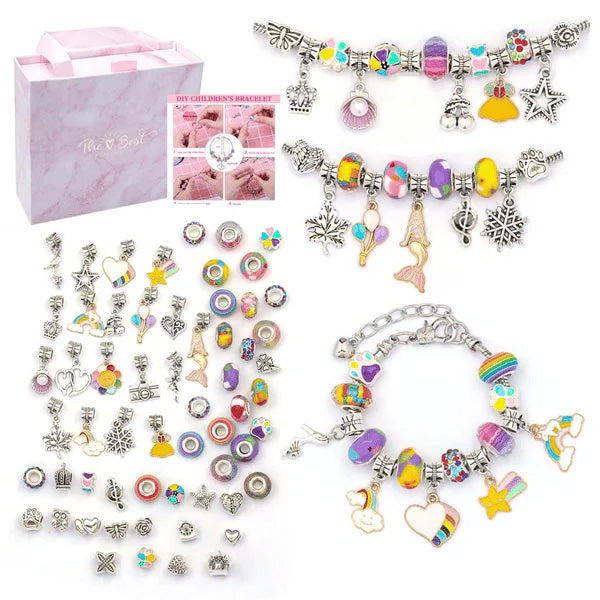 DIY-rannekorusetti lapsille; värikkäitä helmiä, hopeaketjuja ja riipuksia; luovaan ja hauskaan koruaskarteluun.