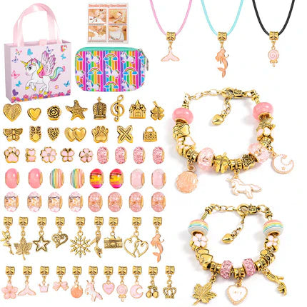 DIY-rannekorusetti lapsille; värikkäitä helmiä, hopeaketjuja ja riipuksia; luovaan ja hauskaan koruaskarteluun.