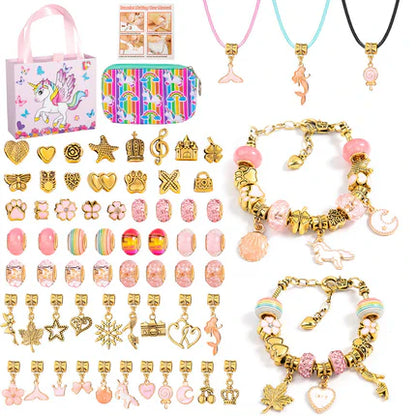 DIY-rannekorusetti lapsille; värikkäitä helmiä, hopeaketjuja ja riipuksia; luovaan ja hauskaan koruaskarteluun.