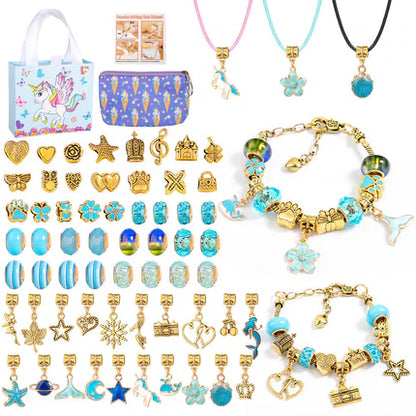 DIY-rannekorusetti lapsille; värikkäitä helmiä, hopeaketjuja ja riipuksia; luovaan ja hauskaan koruaskarteluun.