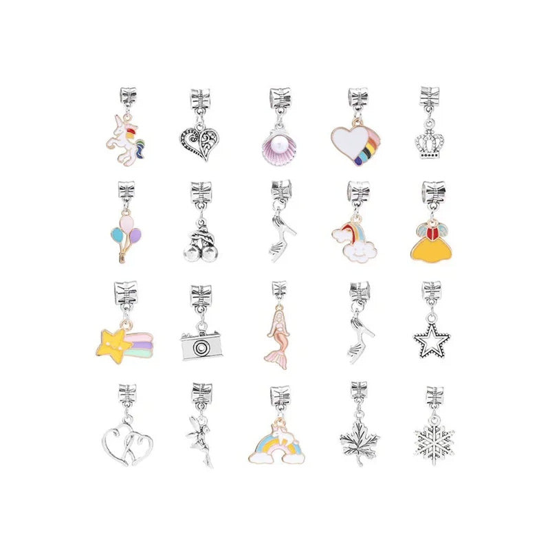 DIY-rannekorusetti lapsille; värikkäitä helmiä, hopeaketjuja ja riipuksia; luovaan ja hauskaan koruaskarteluun.