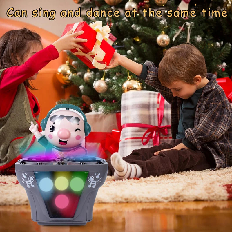 "DJ-keinuva possulelu tanssii pörröisenä värikkäissä valoissa, luoden iloa ja musiikkirytmejä lapsille ja ystäville."