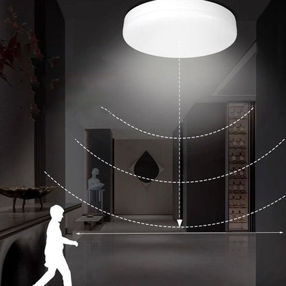 "Energiataloudellinen E27 liiketunnistinvalokanta, valkoinen runko, joka parantaa kotisi valaistusta ja säästää energiaa."