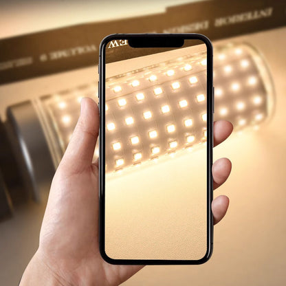 "Energiatehokas LED-lamppu, 360° valaistus, moderni muotoilu, valkoinen valo, himmennettävä, ympäristöystävällinen."