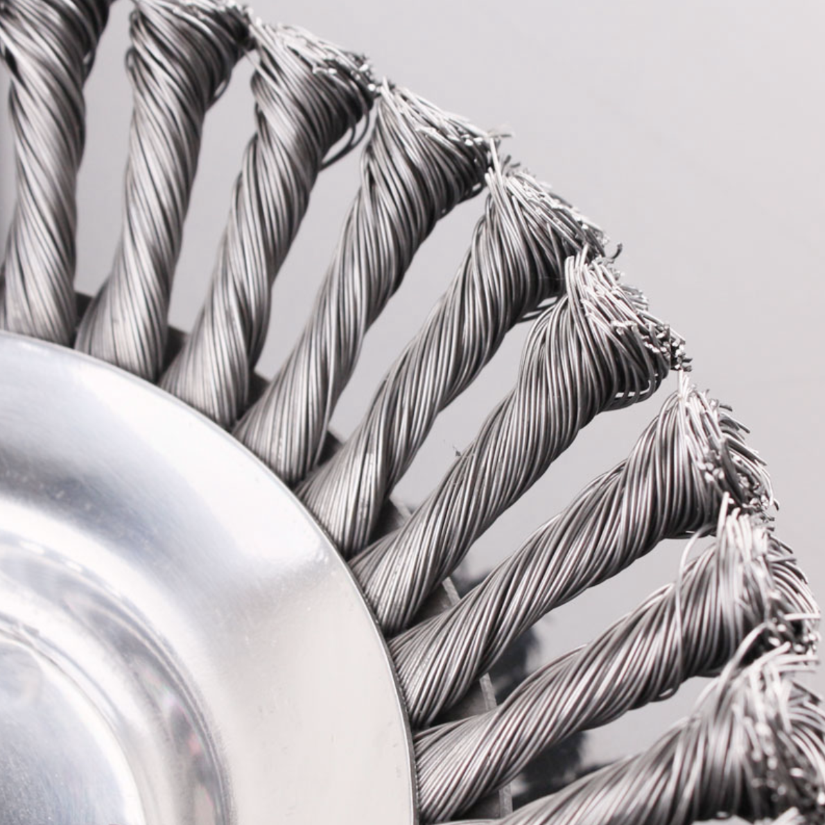 Kestävä ja hopeinen terästrimmerin terä, valmistettu teräksestä, leikkaa tehokkaasti rikkaruohot ja kestää kulutusta.