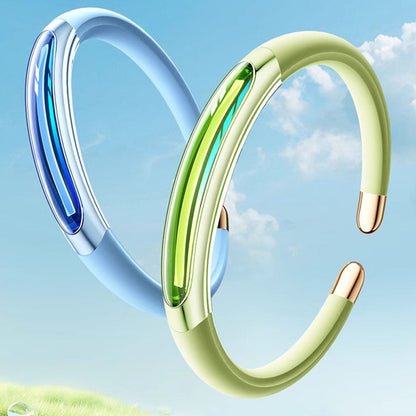 "Kestävä monivärinen hyttyskarkoterannekoru ulkoiluun, saatavilla musta, sininen, vaaleanpunainen ja vihreä."