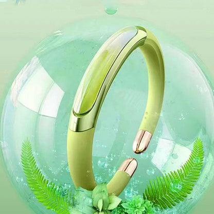 "Kestävä monivärinen hyttyskarkoterannekoru ulkoiluun, saatavilla musta, sininen, vaaleanpunainen ja vihreä."