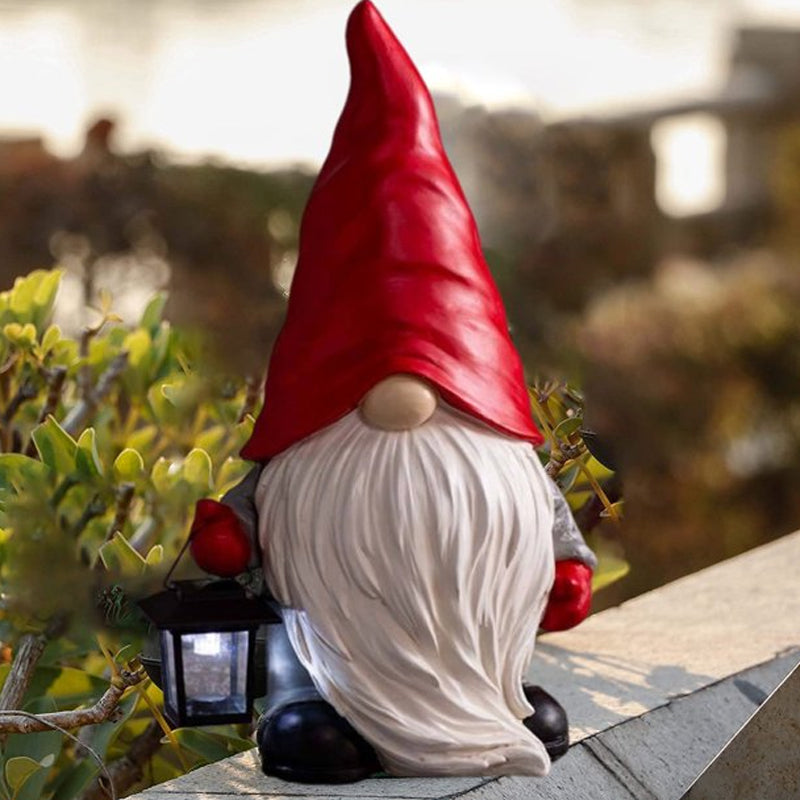 "Lumiukko ja lyhty - Jouluvalokoriste, veistetty puultä näyttävä hartsi, LED-valo, punainen huivi, joulutähti."