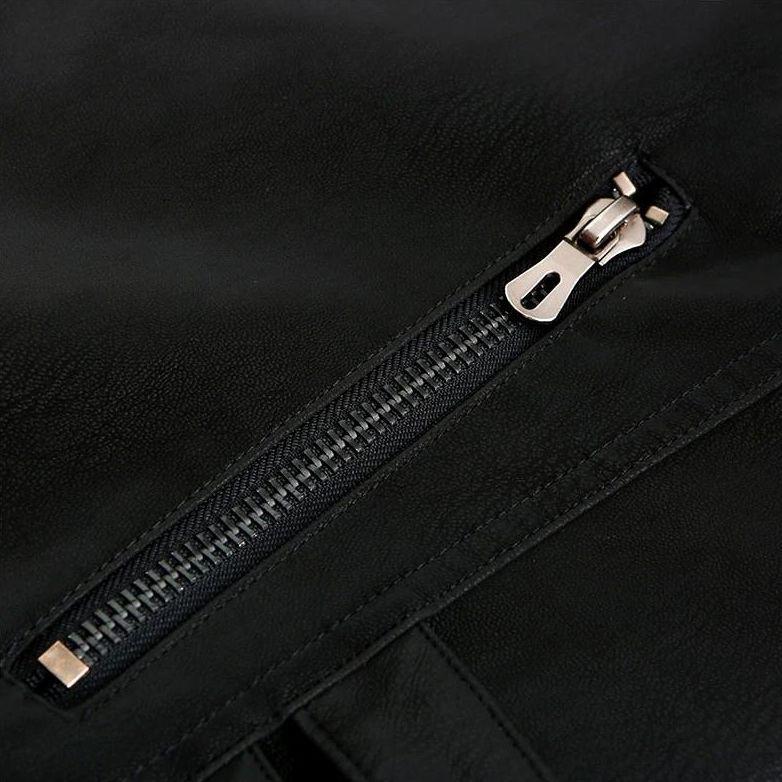 Miesten PU-nahkatakki, punaiset yksityiskohdat, slim fit, tyylikäs muotoilu, käytännöllinen, edestä kuvattuna.