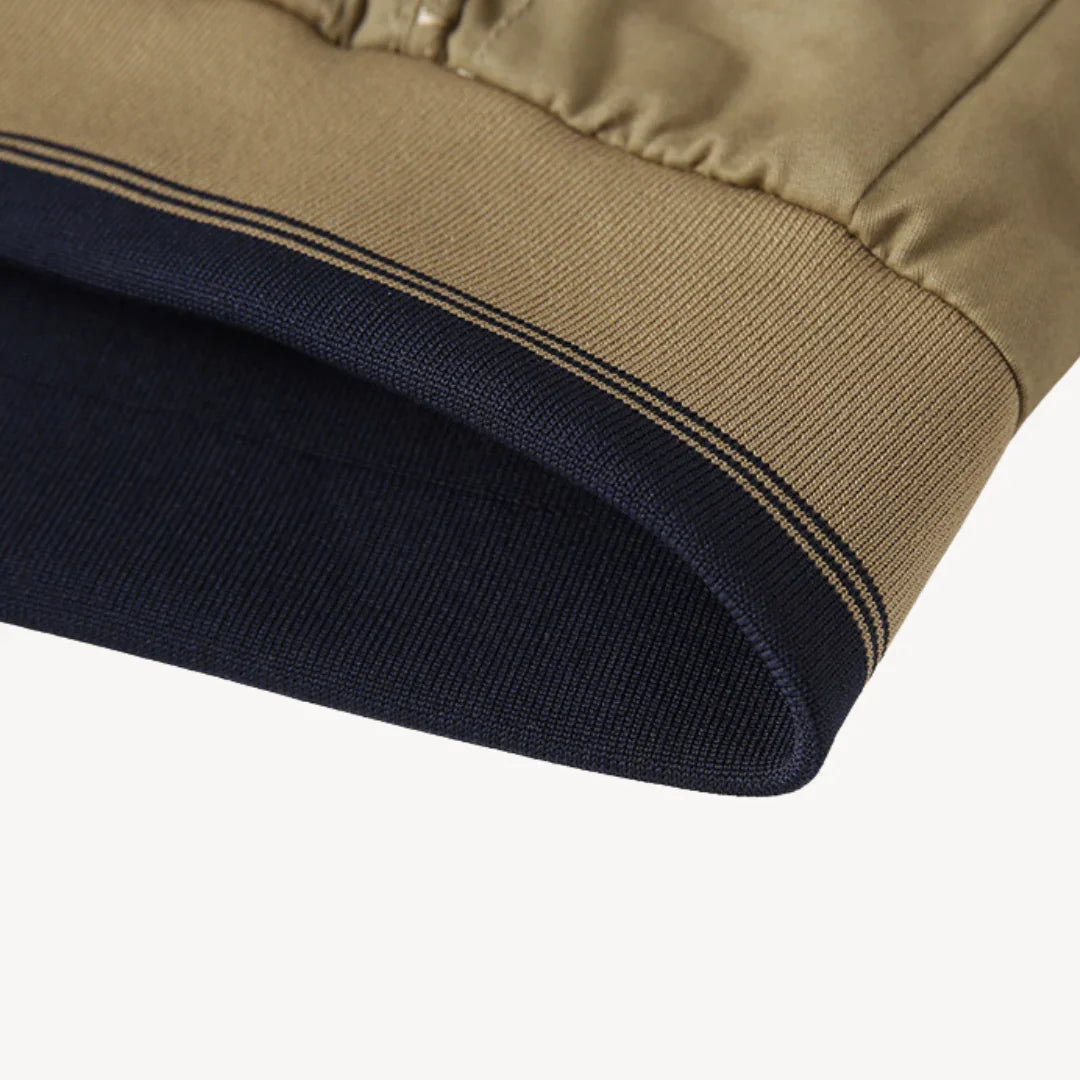 "Miesten tyylikäs käännettävä bomber-takki, ohut siluetti, resorihihansuut ja vetoketjutaskut, moderni ilme ja funktionaalisu