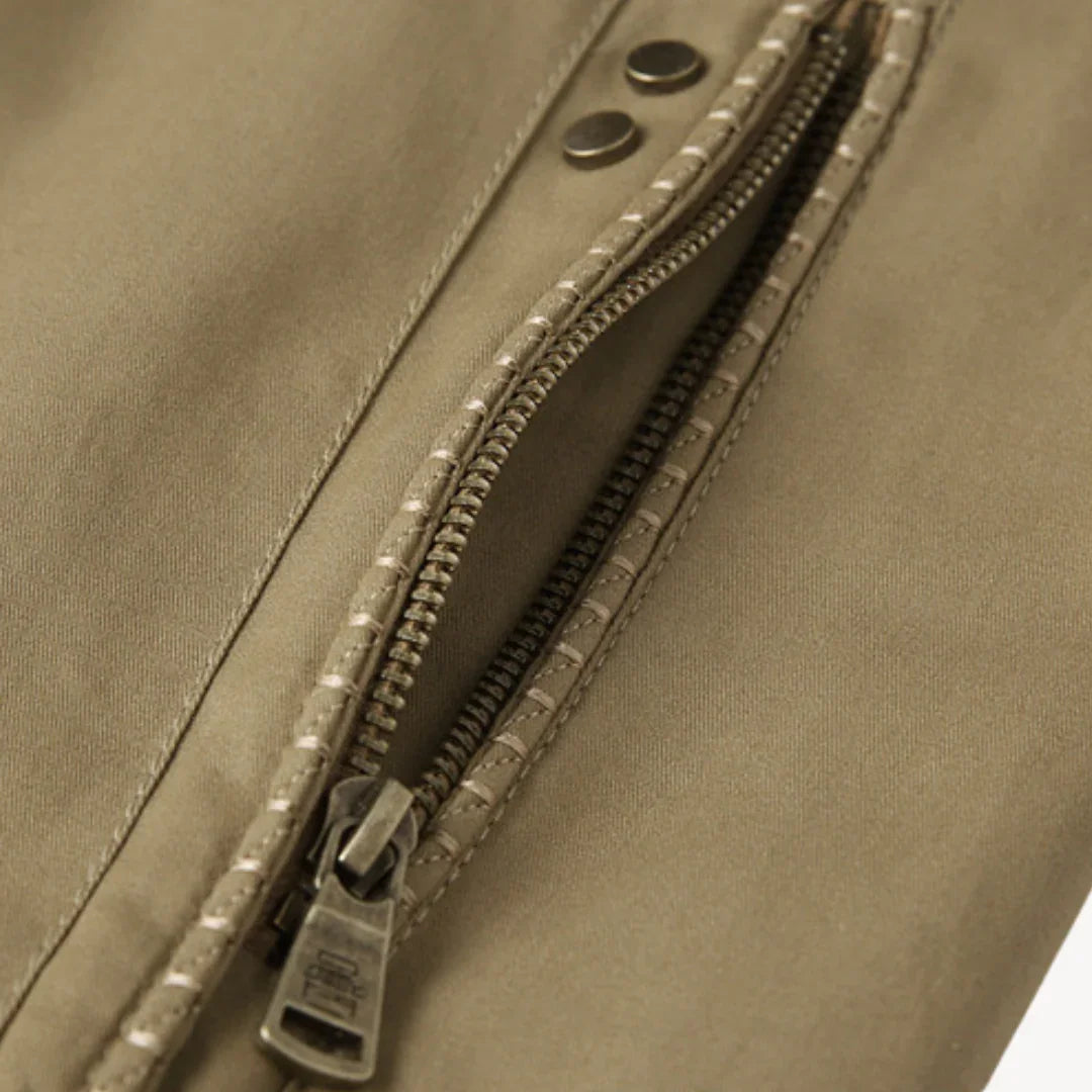 "Miesten tyylikäs käännettävä bomber-takki, ohut siluetti, resorihihansuut ja vetoketjutaskut, moderni ilme ja funktionaalisu