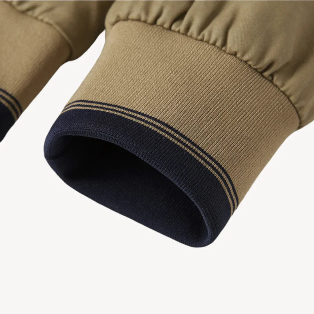 "Miesten tyylikäs käännettävä bomber-takki, ohut siluetti, resorihihansuut ja vetoketjutaskut, moderni ilme ja funktionaalisu