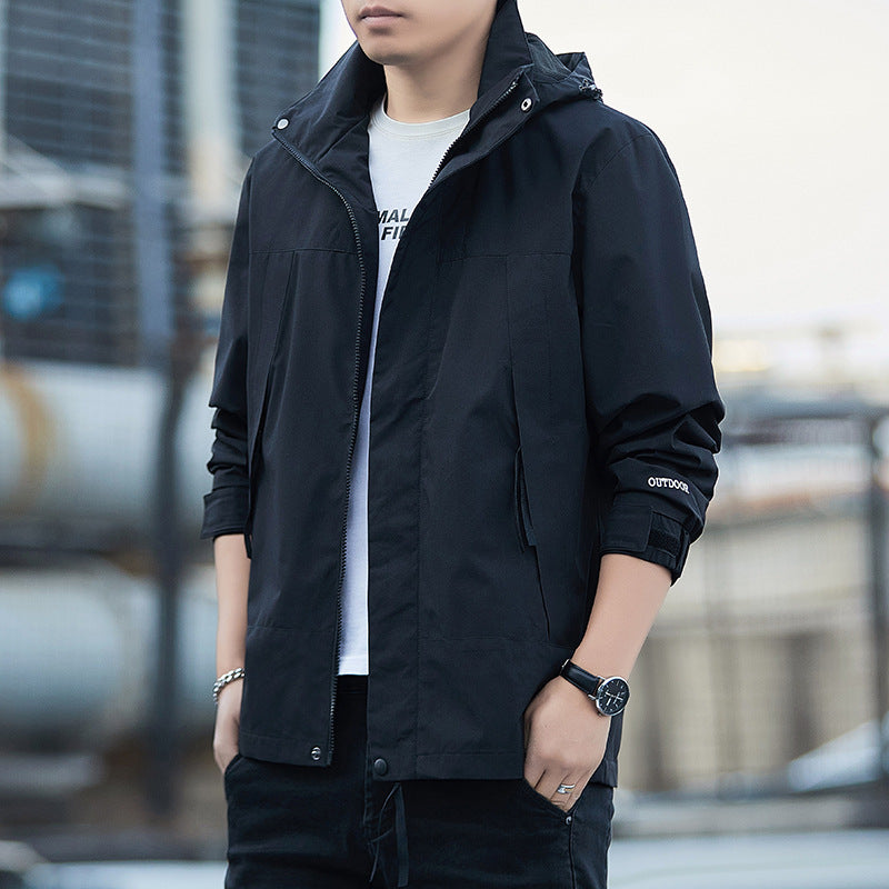 "Miesten vedenpitävä ulkoilutakki, säänkestävä materiaali, paneelirakenne, kevät-syksy, monikäyttöinen ja tyylikäs."