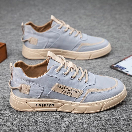 "Modernit miesten lenkkarit, kestävä materiaali, sininen ja beige väri, ergonominen muotoilu, pehmustettu pohja, tyylikäs ulk