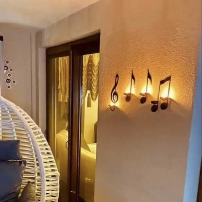 Musta metallinen seinävalaisin, musiikkiaiheinen, diskanttiavain ja nuottisymbolit, moderni sisustus, elegantti design.