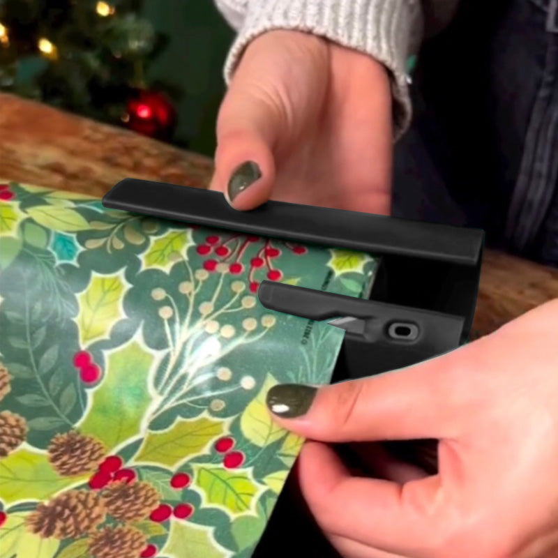 "Musta/vihreä käärepaperileikkuri lastentuotteille, liukuva rakenne, terävä terä sujuvaan ja tarkkaan lahjapakkaamiseen."