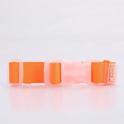 "Säädettävä matkatavarahihna kirkkaissa väreissä, kiinnitetty mustaan matkalaukkuun oranssilla ja keltaisella yksityiskohdall