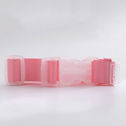 "Säädettävä matkatavarahihna kirkkaissa väreissä, kiinnitetty mustaan matkalaukkuun oranssilla ja keltaisella yksityiskohdall