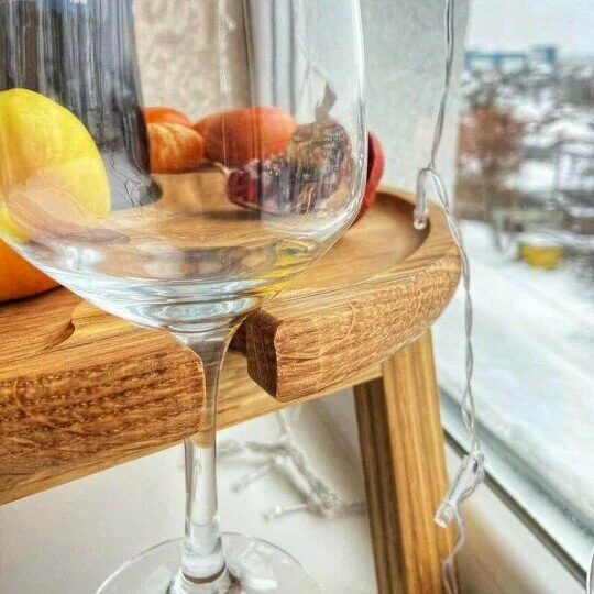 Taitettava puinen viinipöytä, lisätty lasiteline, elegantti käsityö, täydellinen viinin ja juustojen tarjoiluun.