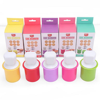 "Tarttumattomat keksileimasimet, eläinkuvioiset, silikoniset, värikkäät, helppokäyttöiset, kori lasten leivontaan."