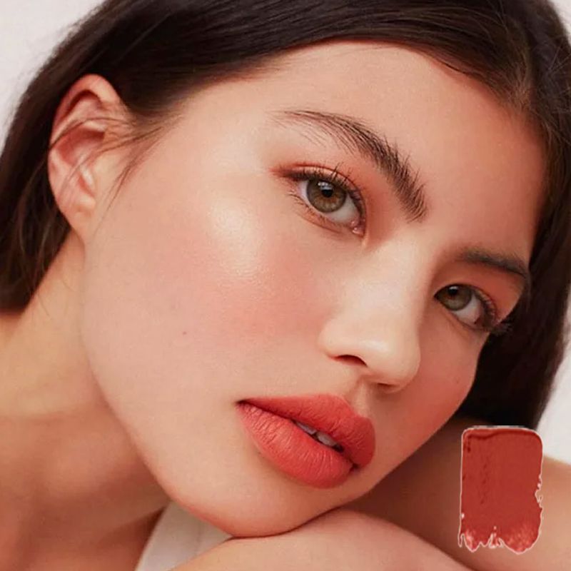 "Viisi samettista mattahuulipunaa eri sävyissä, elegantti huulipuna naisille, tarjoaa luonnollista kauneutta ja tyyliä."