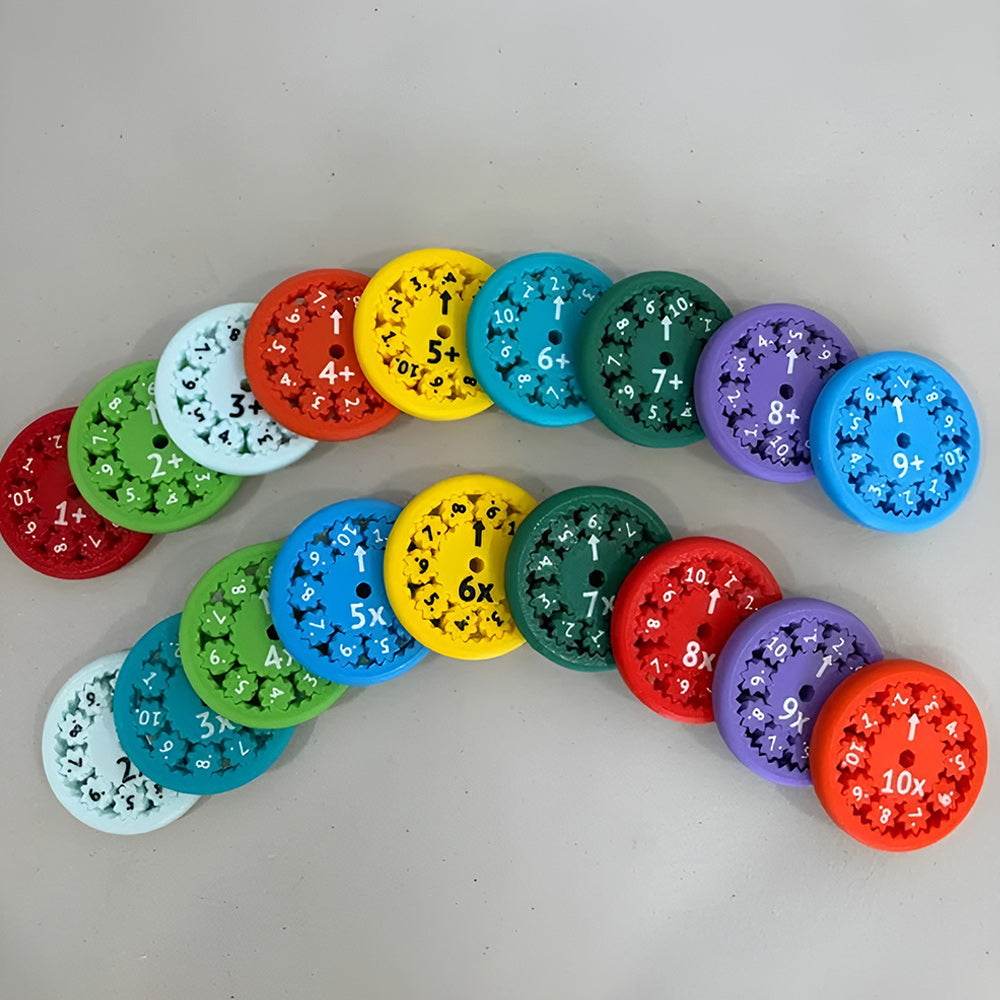 "Värikkäät matematiikka sormihyrrät lapsille, kirkkaat värit, kompakti 5.5 cm koko, kestävä muovimateriaali."