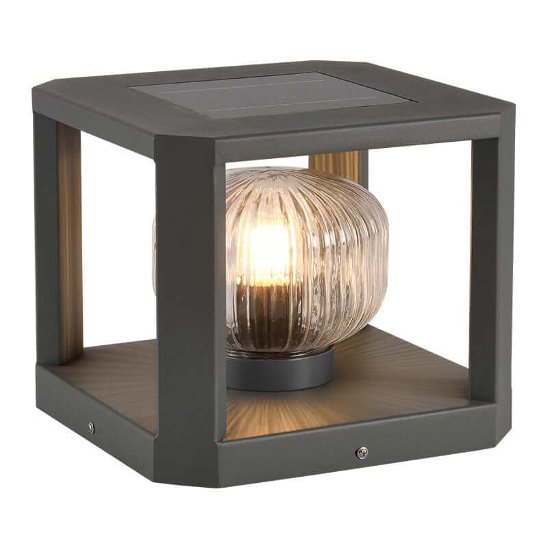 Aurinkopaneeleilla toimiva ulkovalaistus