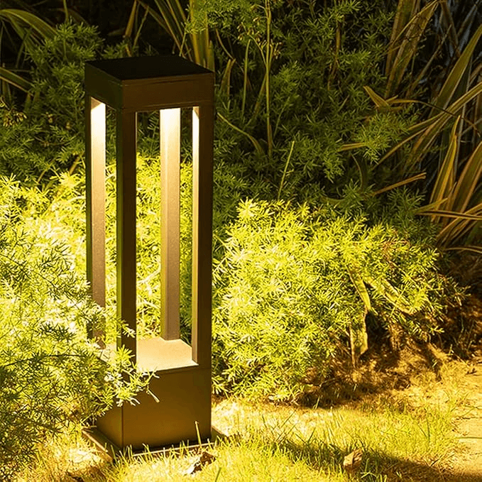 Aurinkopaneeleilla toimiva ulkokäyttöön sopiva polkuvalaisin