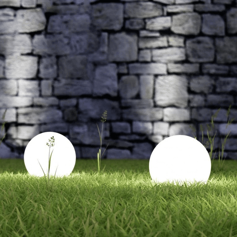 Aurinkoenergialla toimiva puutarhavalaisin - pallo